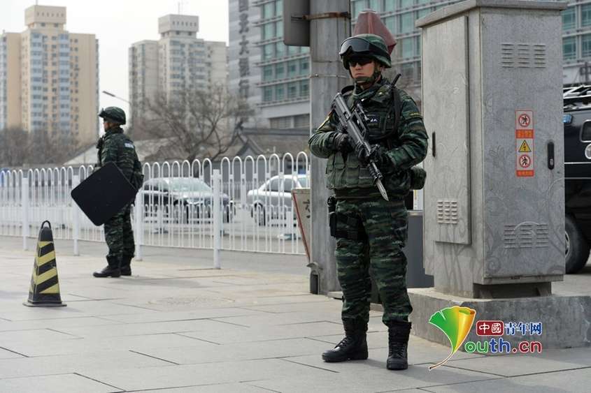 2015兩會首現(xiàn)武警雪豹突擊隊護(hù)航