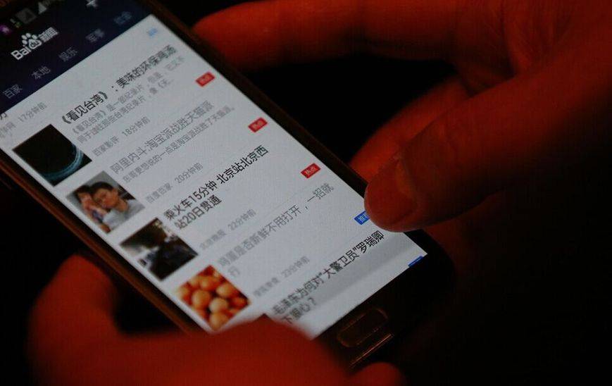 兩會花絮：攝影師捕捉代表們的手機(jī)