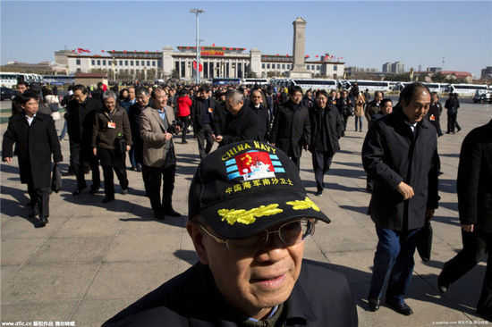 兩會(huì)花絮：外長萌手勢 姚明萌表情