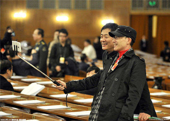 兩會(huì)花絮：外長萌手勢 姚明萌表情