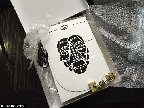 荷蘭推出新型書皮：想看書？不能有表情