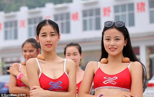 選美新玩法：鎖骨放雞蛋，反手摸肚臍