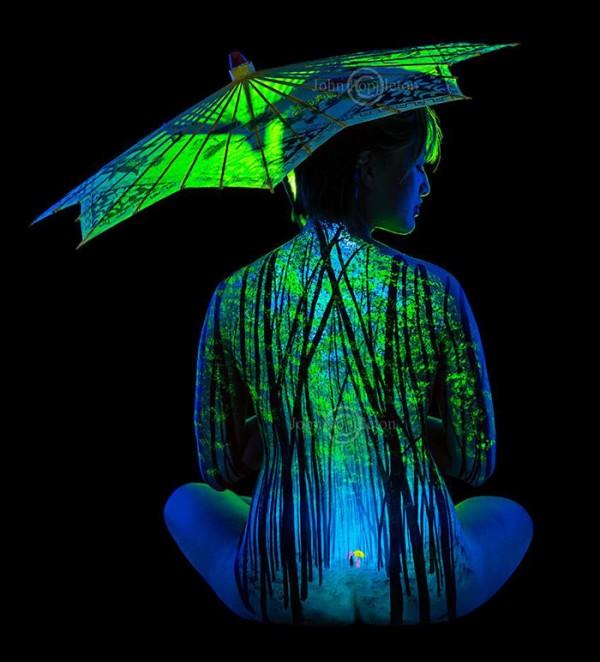 藝術家創(chuàng)造熒光人體彩繪