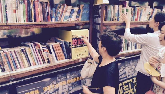 南京街頭現(xiàn)“誠實書店”：無人收款、無人看管