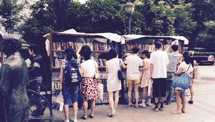 南京街頭現(xiàn)“誠實書店”：無人收款、無人看管