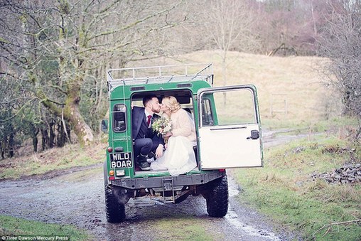 英國新人冒雨結(jié)婚 賓客蹚水赴宴