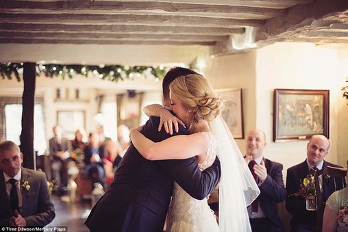 英國新人冒雨結(jié)婚 賓客蹚水赴宴