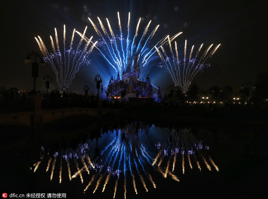 米奇遇見(jiàn)夜上海 迪士尼最美夜景圖