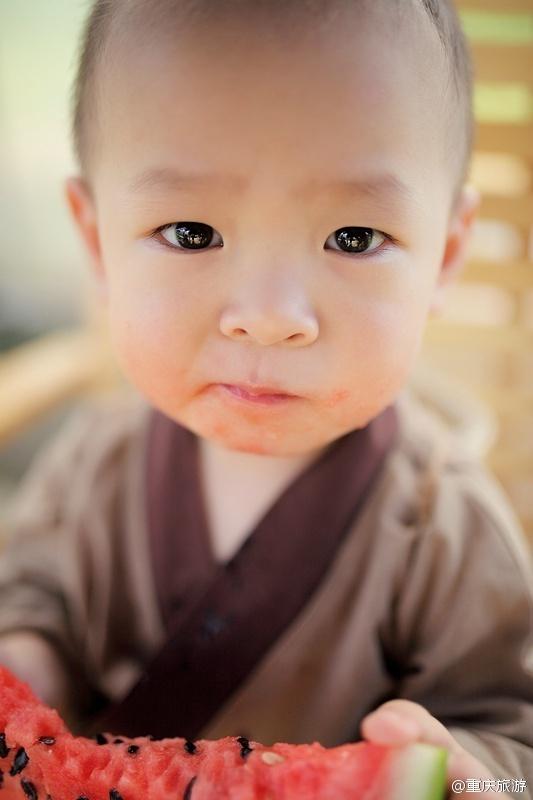 2歲萌娃吆喝自家西瓜 這個“瓜娃子”要火?。ńM圖）