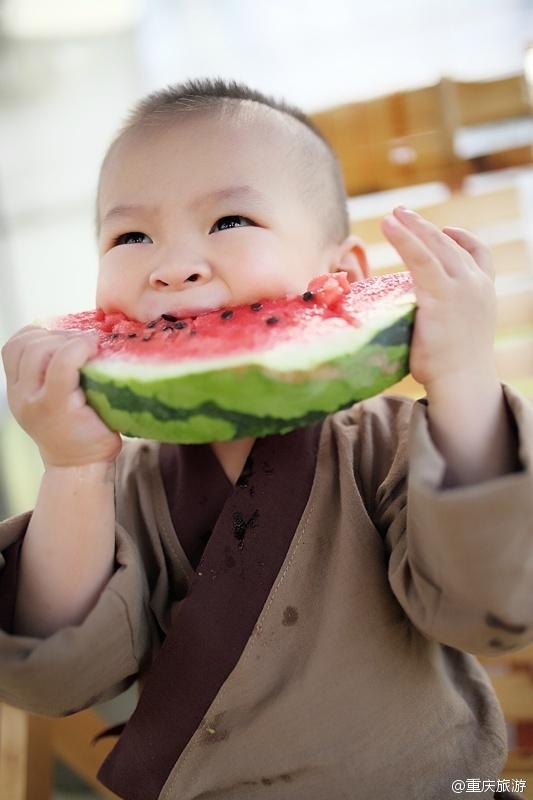 2歲萌娃吆喝自家西瓜 這個(gè)“瓜娃子”要火?。ńM圖）