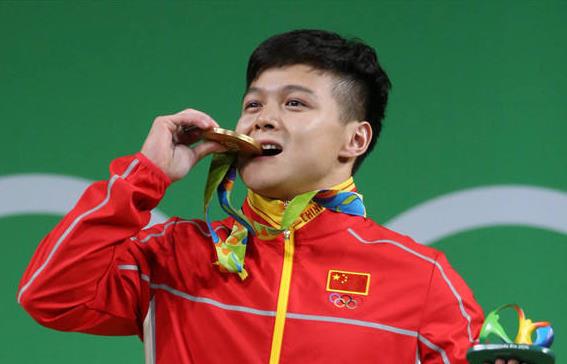 為何奧運選手愛咬金牌？