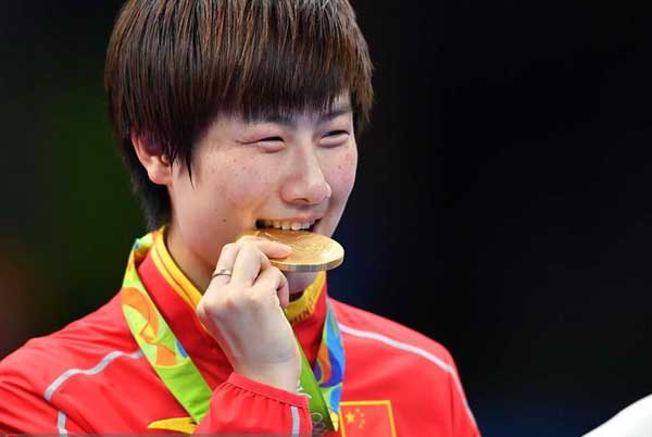 為何奧運選手愛咬金牌？