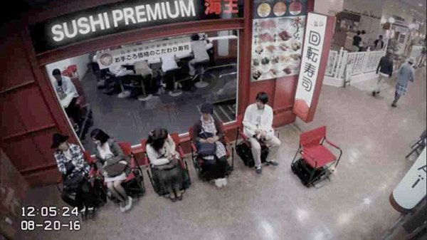 再也不用站到腳酸！日本智能椅子自動幫你排隊
