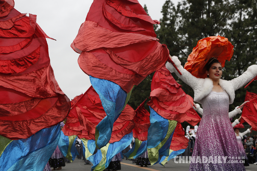 “孫悟空”、“小王子”花車(chē)亮相美國(guó)玫瑰花車(chē)大游行（組圖）