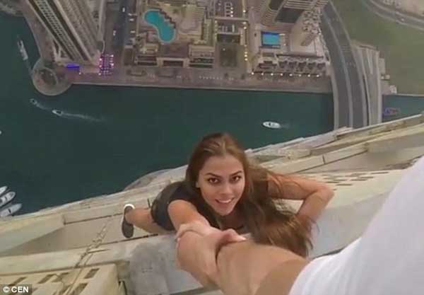 驚心動魄！俄羅斯女模摩天大樓拍“亡命照”