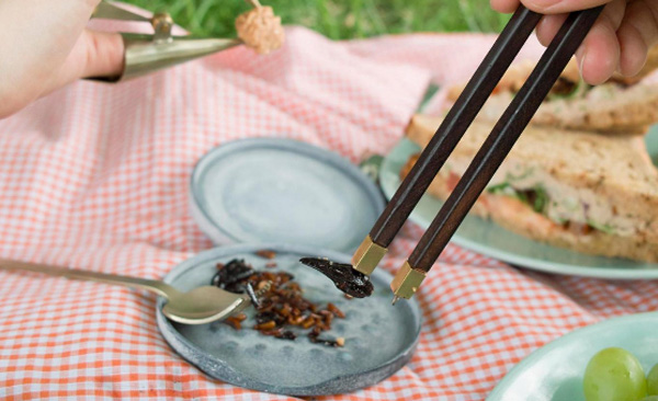 食蟲餐具問(wèn)世 吃蟲子或有助解決食物短缺難題（組圖）