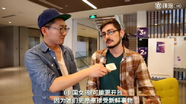外國人街訪：和中國人談戀愛時，老外最“嫌棄”哪點