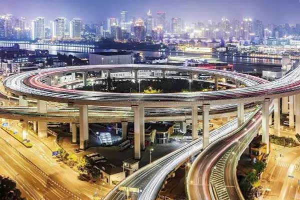 “小心地滑倒”？雷人翻譯終于有人管了，國家給出公共場所英譯標準答案！