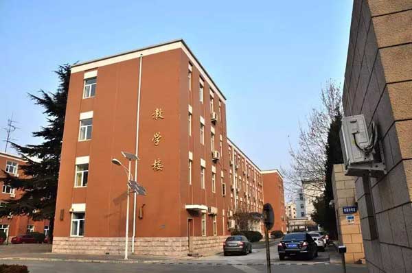 “小心地滑倒”？雷人翻譯終于有人管了，國家給出公共場所英譯標準答案！