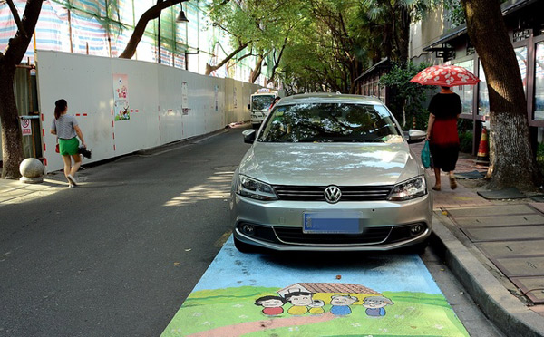 杭州某小區(qū)推“孝心車位”，回家看老人停車可免費