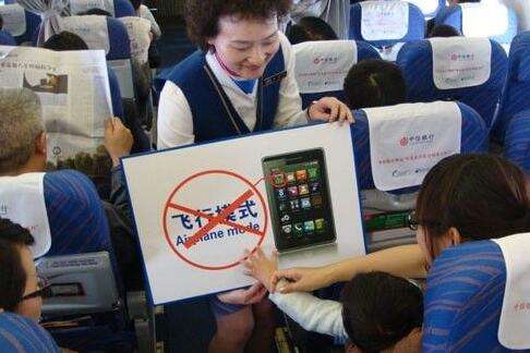 中國民航局宣布一件大事！飛機上將可以玩手機了！