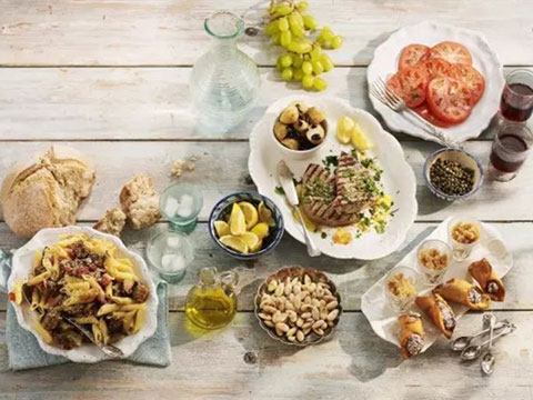 早餐吃晚了叫 brunch，那晚餐吃早了叫什么？