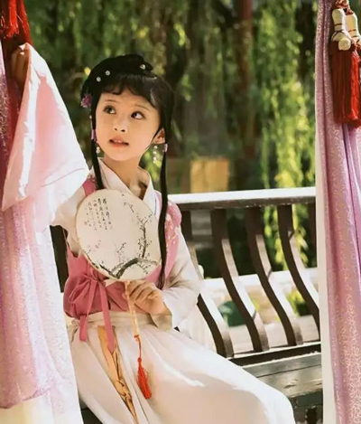 小戲骨版《紅樓夢(mèng)》演技炸裂，眼角眉梢都是戲，哪個(gè)萌娃最得你心？