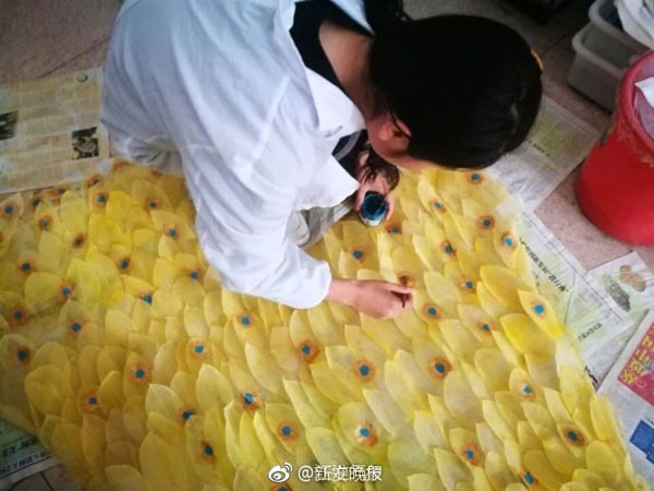 6000片樹葉做出美裙 原來他們是這么做到的！