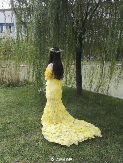 6000片樹葉做出美裙 原來他們是這么做到的！