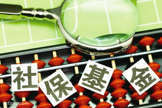 國務(wù)院發(fā)布劃轉(zhuǎn)部分國有資本充實社?；饘嵤┓桨?/></p>

<p>Ten percent of State-owned equity, including shares of State-owned enterprises and financial institutions, will be transferred to the National Council for Social Security Fund and smaller, local State-owned companies, the State Council, China's Cabinet, announced in a document on Saturday.<br/>
國務(wù)院18日發(fā)文表示，將把國有企業(yè)和金融機構(gòu)國有股權(quán)的10%劃轉(zhuǎn)給社?；鸷托⌒偷胤絿衅髽I(yè)。</p>

<p>方案明確，按照試點先行、分級組織、穩(wěn)步推進的原則完成劃轉(zhuǎn)工作。第一步，2017年選擇部分中央企業(yè)和部分省份開展試點（pilot programs in selected SOEs and provinces）。中央企業(yè)包括國務(wù)院國資委監(jiān)管的中央管理企業(yè)3至5家、中央金融機構(gòu)2家。第二步，在總結(jié)試點經(jīng)驗的基礎(chǔ)上，2018年及以后，分批劃轉(zhuǎn)其他符合條件的中央管理企業(yè)、中央行政事業(yè)單位所辦企業(yè)以及中央金融機構(gòu)的國有股權(quán)（the program will be further expanded to other SOEs and financial institutions in 2018），盡快完成劃轉(zhuǎn)工作。</p>

<p>劃轉(zhuǎn)范圍方面，方案將中央和地方國有及國有控股大中型企業(yè)（large and medium-sized central and local SOEs）、金融機構(gòu)（financial institutions）納入劃轉(zhuǎn)范圍。公益類企業(yè)（enterprises of public interest）、文化企業(yè)（cultural enterprises）、政策性和開發(fā)性金融機構(gòu)（policy and development related financial institutions）以及國務(wù)院另有規(guī)定的除外。</p>

<p>劃轉(zhuǎn)比例上，以彌補企業(yè)職工基本養(yǎng)老保險制度轉(zhuǎn)軌時期因企業(yè)職工享受視同繳費年限政策形成的企業(yè)職工基本養(yǎng)老保險基金缺口（to make up for possible shortfalls in the nation's pension provisions）為基本目標，劃轉(zhuǎn)比例統(tǒng)一為企業(yè)國有股權(quán)的10%（10% of State-owned equity）。</p>

<p>承接主體方面，方案指出，劃轉(zhuǎn)的國有股權(quán)是基本養(yǎng)老保險基金的重要組成部分。劃轉(zhuǎn)的中央企業(yè)國有股權(quán)，由國務(wù)院委托社?；饡撠熂谐钟?，單獨核算，接受考核和監(jiān)督。條件成熟時，經(jīng)批準，社?；饡山M建養(yǎng)老金管理公司，獨立運營劃轉(zhuǎn)的中央企業(yè)國有股權(quán)（the National Council for Social Security Fund can set up a pension fund management company to independently operate the transferred assets）。</p>

<p>【相關(guān)詞匯】</p>

<p>社?；?social security funds</p>

<p>養(yǎng)老保險 pension insurance</p>

<p>養(yǎng)老金缺口 shortfalls in pension provisions</p>

<p>延遲退休 delay/postpone retirement</p>

<p>（中國日報網(wǎng)英語點津 馬文英）</p>
</div>
<!--/enpcontent-->
<div   id=