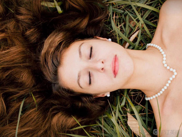 遇到顏值高、氣質(zhì)好的人如何用英語表達(dá)贊美？