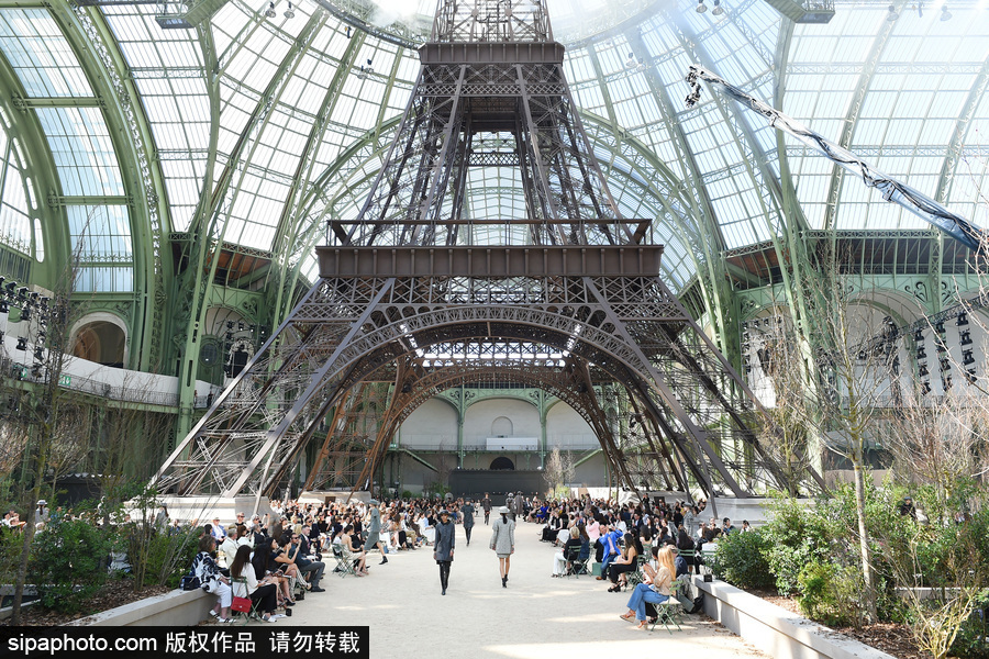 炫酷！比衣服更夢幻的是香奈兒的秀場布景（組圖）