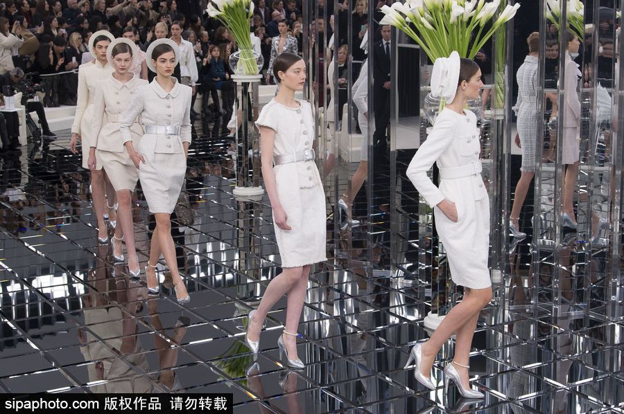 炫酷！比衣服更夢(mèng)幻的是香奈兒的秀場(chǎng)布景（組圖）