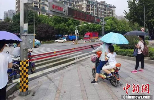 闖紅燈就被噴水霧 這款神器能治好中國式過馬路嗎？