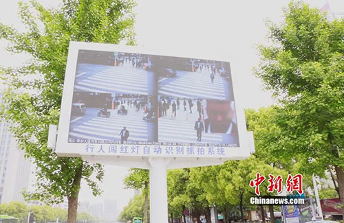 闖紅燈就被噴水霧 這款神器能治好中國式過馬路嗎？