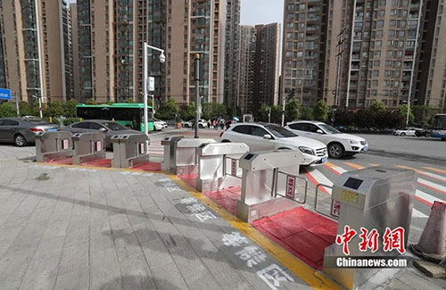 闖紅燈就被噴水霧 這款神器能治好中國式過馬路嗎？