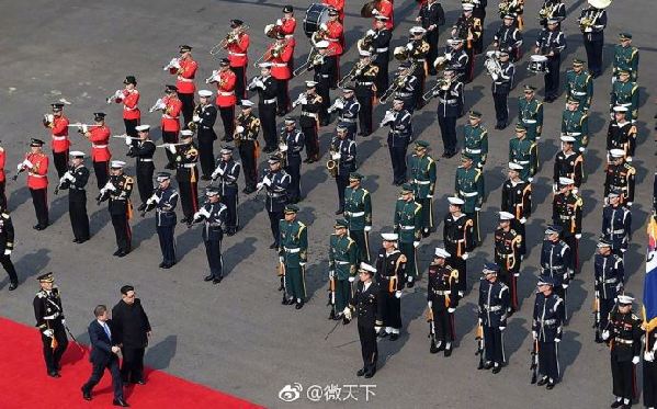 歷史時(shí)刻！金正恩跨過(guò)“三八線”與文在寅握手，還帶上了冷面！