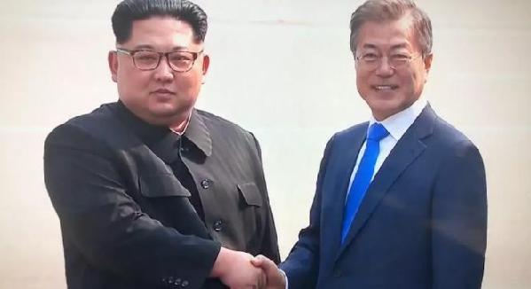 歷史時(shí)刻！金正恩跨過(guò)“三八線”與文在寅握手，還帶上了冷面！