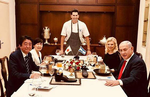 以色列總理宴請(qǐng)安倍，卻端上來一只“鞋”，日本人怒了！
