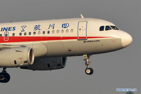 高空玻璃破碎! 川航完成“史詩級(jí)”備降 網(wǎng)友怒贊