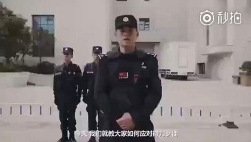 面對(duì)持刀歹徒，中國(guó)警察教的這個(gè)動(dòng)作火了！老外也紛紛點(diǎn)贊