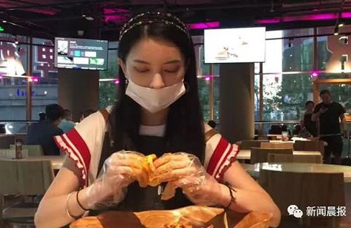 還有這種操作！上海餐廳推出代剝小龍蝦服務(wù)，你怎么看？