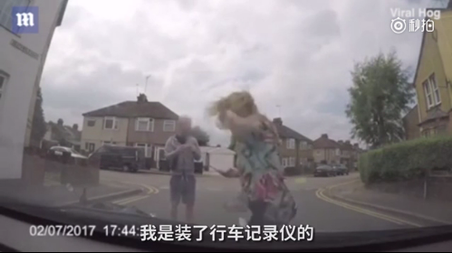 英國男子浮夸碰瓷未果！遭女車主嘲笑“傻帽”