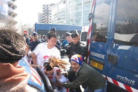 French Senate President conveys Sarkozy's sympathy note to Chinese torch bearer<BR>