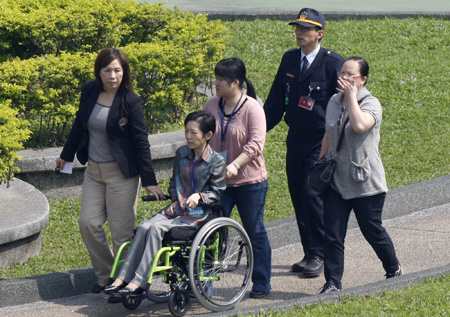 Taiwan ex-leader goes on trial in graft charge