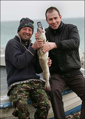 Lost mobile found in fish <BR>魚肚子里驚現(xiàn)手機(圖)