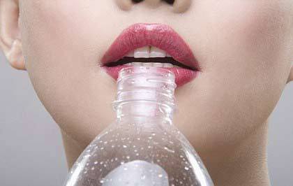 長期飲用塑料瓶裝水使人“不男不女”？