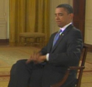 Obama kills a fly on TV <BR>奧巴馬訪(fǎng)談中拍蠅(圖)