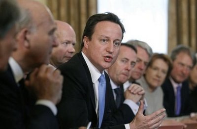 英國新首相有新規(guī) 禁止開會(huì)打手機(jī)