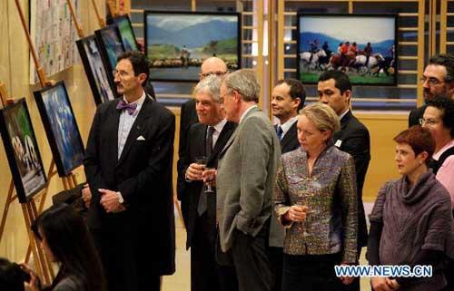 Photo exhibit tells 